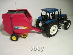 Ford/New Holland Farm Toy Tractor 8260 with BR7080 Round Baler Ertl 1/16