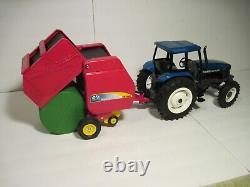 Ford/New Holland Farm Toy Tractor 8260 with BR7080 Round Baler Ertl 1/16
